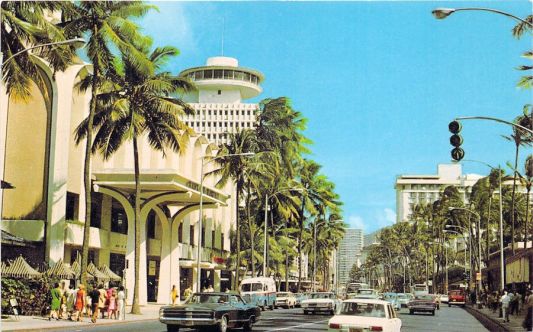 the high building ist the Waikiki Circle Hotel - Honolulu.
